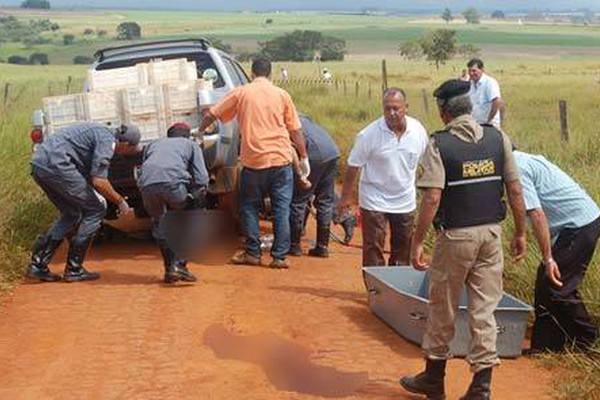 Passageiro morre ao ser atropelado por caminhonete carregada com queijo