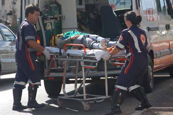 Motociclista cai e fica ferida ao derrapar em poça de óleo na avenida Jk