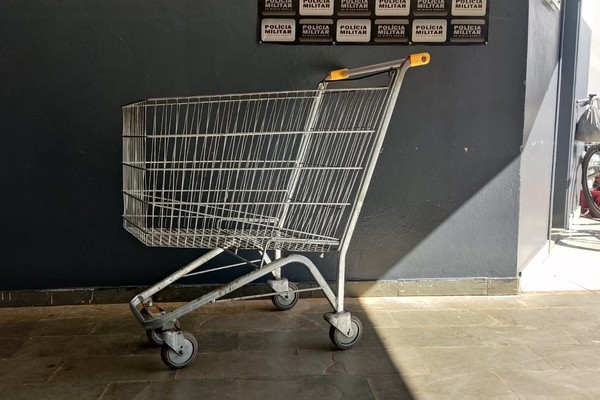 Homens são flagrados com carrinho de supermercado furtado e acabam presos em Patos de Minas