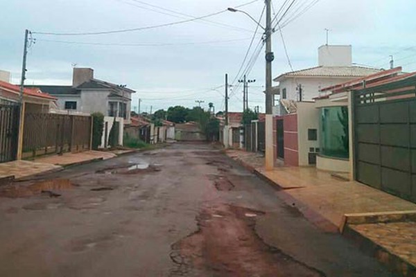 Prefeitura afirma que está ampliando o tapa-buracos, mas moradores continuam reclamando