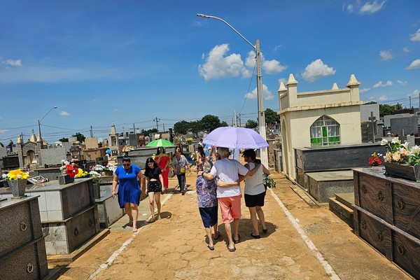 Patenses lotam os cemitérios da cidade para prestar homenagens no Dia de Finados