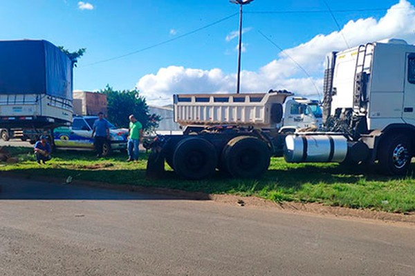 Carreta com 37 toneladas de café se desacopla de cavalo, cai na JK e interdita pista