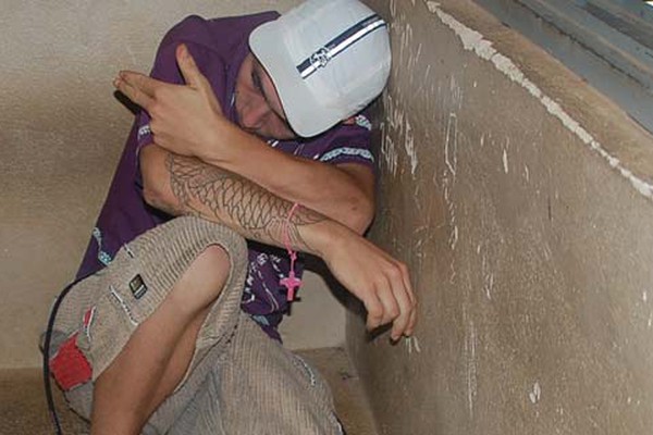PM monitora casa por mais de 1 hora e prende jovem com crack, maconha e dinheiro