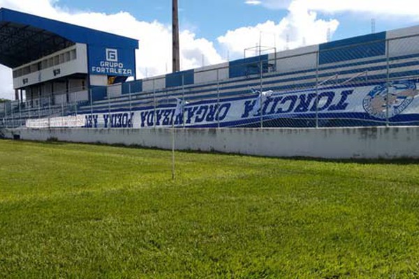 Insatisfeita com atuação do time, torcida da URT protesta no estádio Zama Maciel