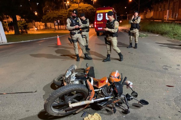 Carro avança a parada, bate e fere motociclista e passageiro e foge sem prestar socorro