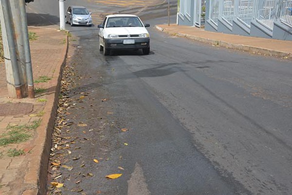 Esgoto misturado com gordura corre a céu aberto e dificulta a vida dos motoristas em Patos de Minas