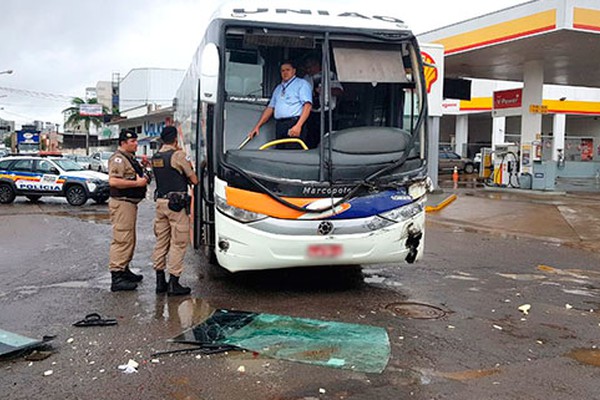 Acidente entre ônibus de passageiros e caminhão dificulta o trânsito na Rua Doutor Marcolino