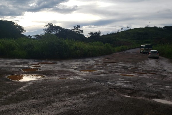 Motoristas enfrentam buracos e risco de morte no encontro da Estrada da Serrinha com a BR 365