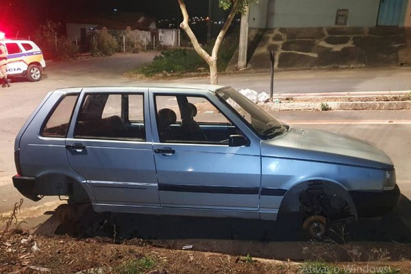 Ladrões furtam todas rodas e a bateria de Fiat Uno e abandonam veículo em Patos de Minas