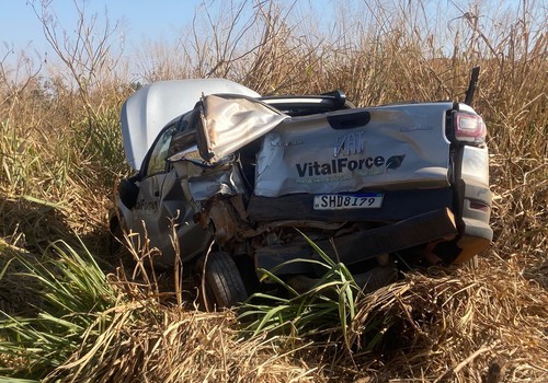 Carreta joga pick-up para fora da pista após condutor parar para atender telefone