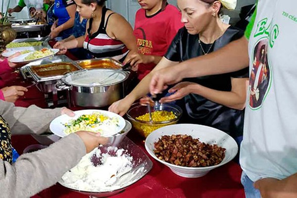 Festival de Massas promovido por grupos de jovens da Igreja Católica reúne centenas de pessoas