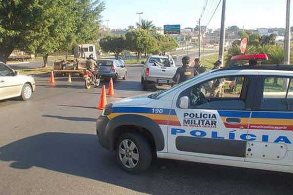 Caminhão passa por cima de moto ao convergir e deixa condutora ferida na JK