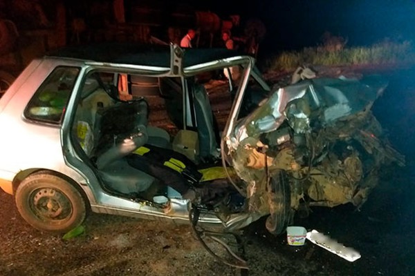 Passageira fica presa às ferragens após carreta tombar em curva e atingir carro na MGC 462