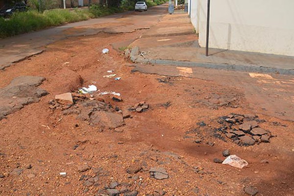 Quase sem asfalto, Av. no Residencial Monjolo revolta moradores que cobram providências