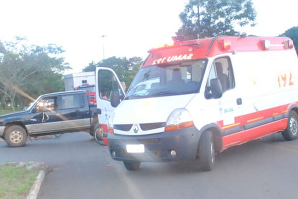 Motorista sem habilitação tenta atravessar a Avenida JK, ciclista bate e fica ferido