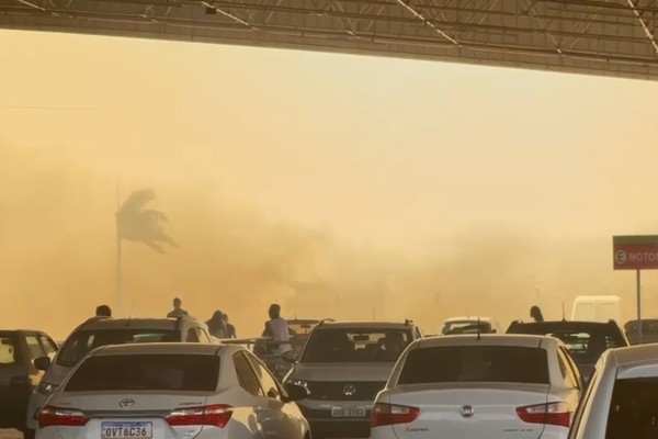 Incêndio em plantação provoca cenário de terror e assusta clientes de supermercado em Patos de Minas