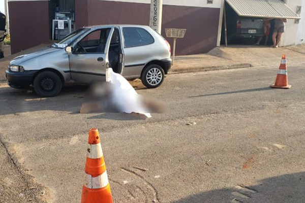 Homem é assassinado a tiros em frente a padaria no Residencial Barreiro