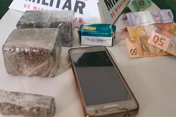 Após denúncia anônima, Polícia Militar prende jovem e apreende maconha e dinheiro