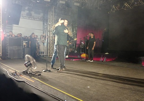 Prefeito Falcão recebe abraço de Dino Fonseca no palco da Fenapraça 2025; veja ao vivo