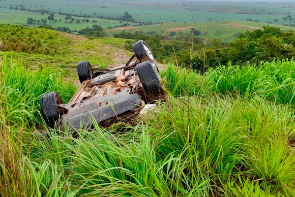 Mãe e filhos ficam feridos depois de carro aquaplanar e capotar na MG-230 em Rio Paranaíba