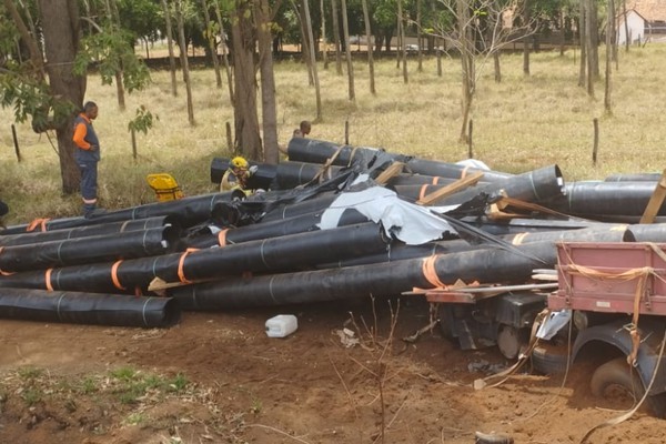 Cabine de carreta é esmagada pela própria carga na BR 365, mas motorista sai praticamente ileso