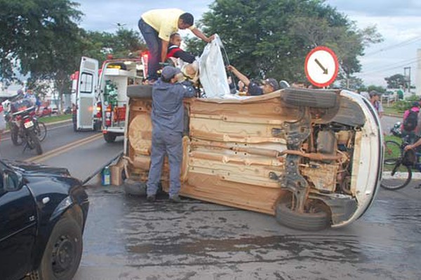 Grave acidente na avenida JK envolvendo dois carros deixa quatro pessoas feridas