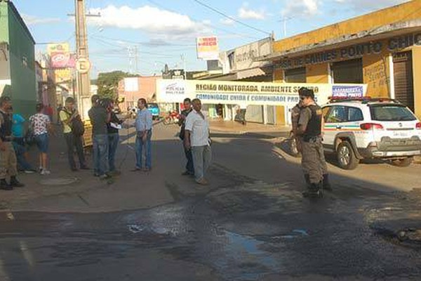 Comerciantes da Ponto Chic fazem manifestação contra violência e pedem segurança