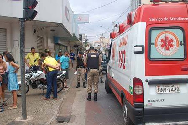 Motociclista fica gravemente ferida em acidente com carro na Major Gote