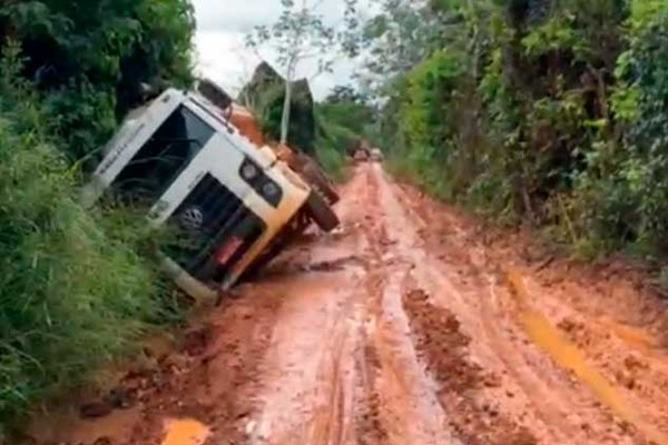 Atolados e com alunos sem aula, moradores de Lanhosos cobram melhorias nas estradas