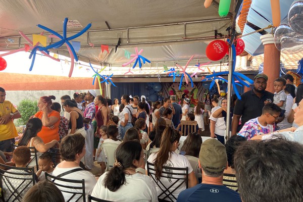 Anjos de Luz celebra São Cosme e Damião com doces e brinquedos para as crianças, em Patos de Minas