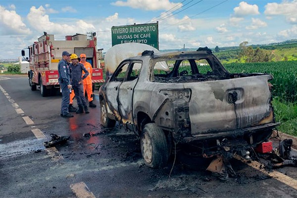 Chamas consomem caminhonete na BR 354 e queimam dinheiro e pertences do proprietário