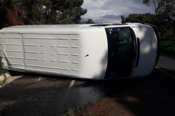 Van com pneu liso para tombada na BR 352 após veículo aquaplanar e bater no barranco