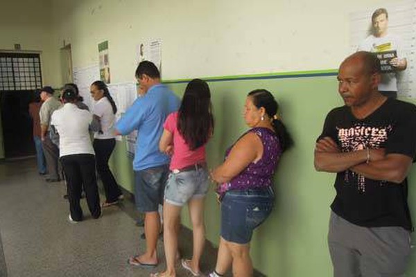 Eleitores levantam cedo e movimentação é grande nas seções eleitorais