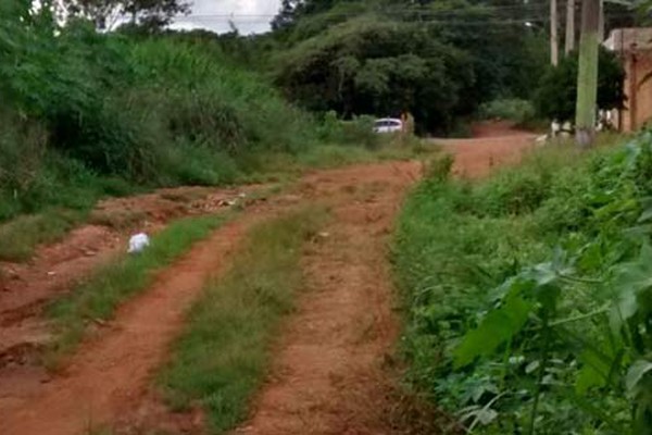 Moradores sofrem com rua de terra, cheia de mato e buracos em Patos de Minas