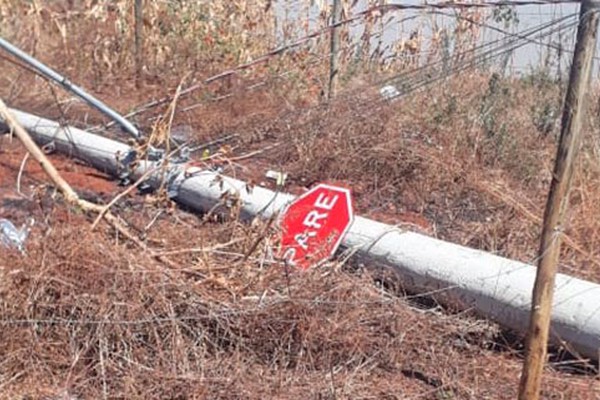 Poste de iluminação cai em via pública sem deixar vestígios de acidente em Patos de Minas