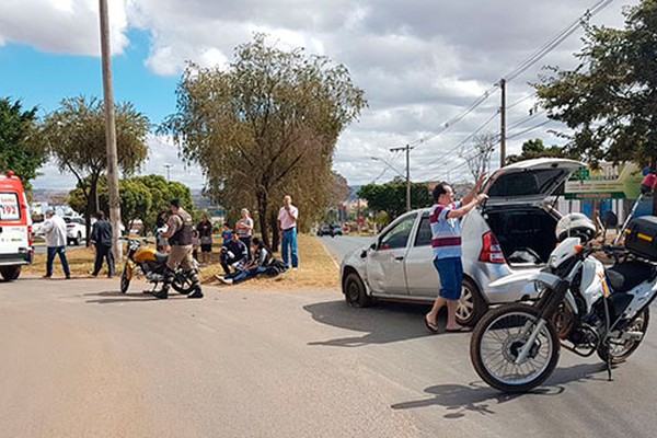 Condutor de moto sem habilitação e irmã ficam feridos em acidente com carro na Av. JK