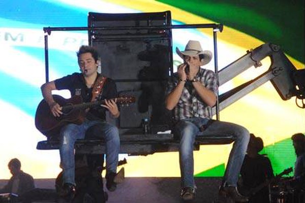 Fernando e Sorocaba fazem um grande show e divertem multidão na arena