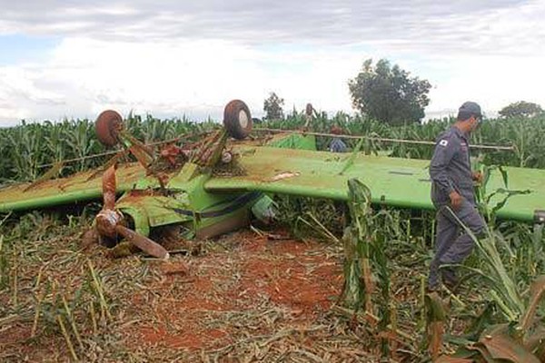 Sol ofusca visão de piloto na decolagem e aeronave capota em meio à plantação