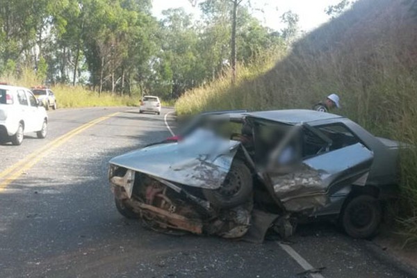 Duas pessoas morrem em batida frontal entre dois veículos na BR354 em Lagamar