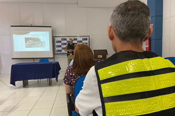 PM realiza palestra de conscientização com motofretistas, categoria que mais sofre acidentes em Patos de Minas