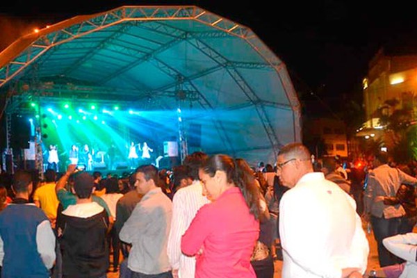 Fenapraça 2018 é aberta com shows, teatro, exposição de artesanato e comidas típicas