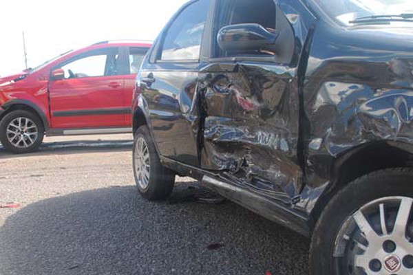 Em cruzamento faltando placa, motorista fica ferida em batida violenta no Bairro Valparaíso
