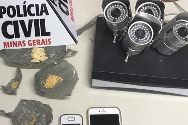 Após investigação, jovem é presa pela PC por tráfico de drogas, o companheiro dela fugiu