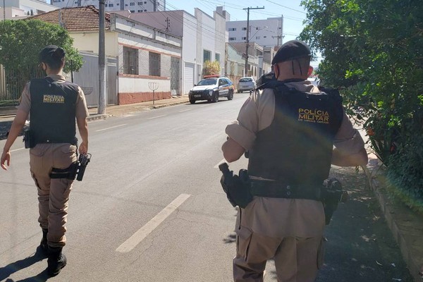 Doméstica é rendida ao chegar para o trabalho, mas consegue fugir e acionar a Polícia Militar