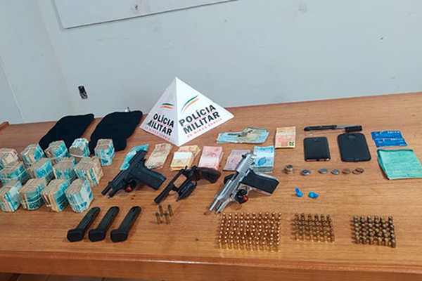 PM desmantela organização criminosa e apreende uma grande quantidade de dinheiro, drogas e arma em Monte Carmelo