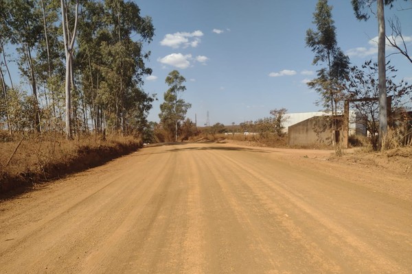 Moradores fazem projetos por conta própria e pedem asfaltamento de estrada em Patos de Minas