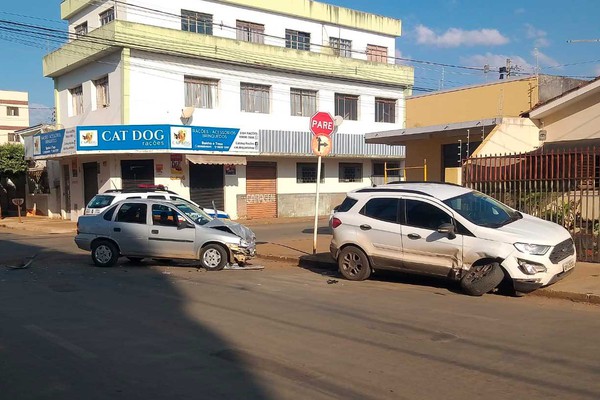 Após mais um acidente, moradores cobram reforço na sinalização na rua Prefeito Camundinho