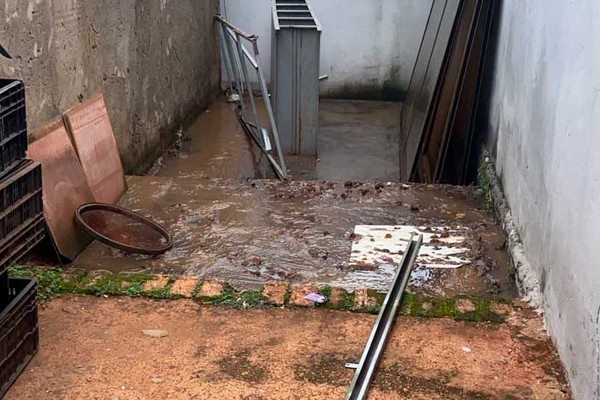 Com casa tomada por esgoto há três dias, morador se revolta e cobra providências da Copasa