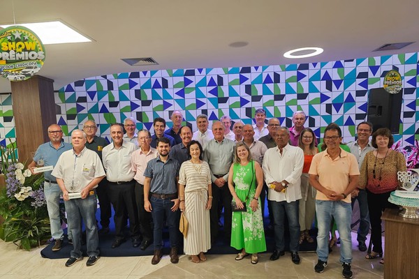 Comemorando 30 anos, Sicoob Credicopa presta homenagens aos fundadores e cooperados