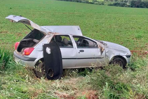 Carro com 4 pessoas capota após pneu estourar na LMG737 em mais um acidente de trânsito 